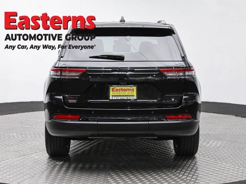 Used 2024 Jeep Grand Cherokee Laredo AWD/4WD image 6
