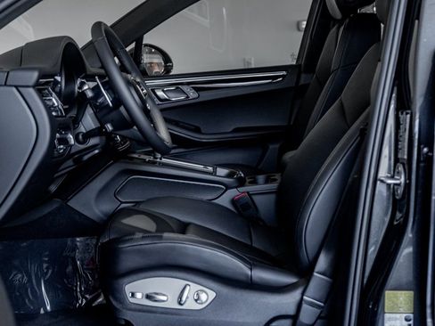 Certified 2025 Porsche Macan image 18