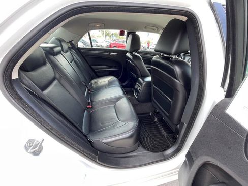 Used 2015 Chrysler 300 Limited RWD image 9