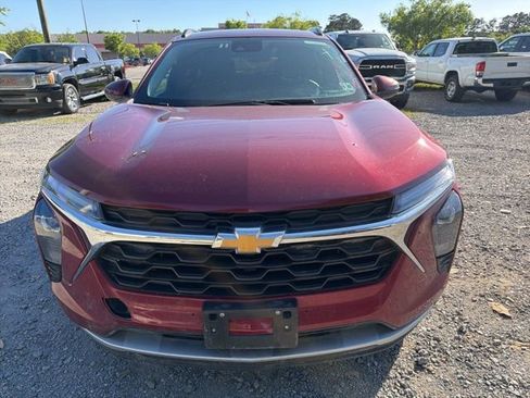 Used 2025 Chevrolet Trax LT w/ LT Convenience Package FWD image 8