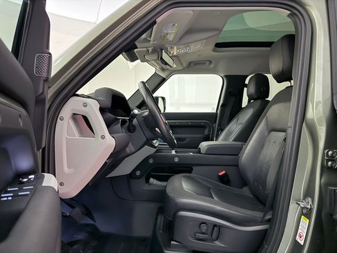 Used 2020 Land Rover Defender 110 First Edition image 18