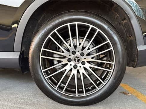 Used 2025 Mercedes-Benz GLC 300 4MATIC image 14