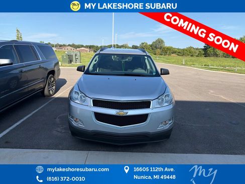 Used 2010 Chevrolet Traverse LS FWD image 2