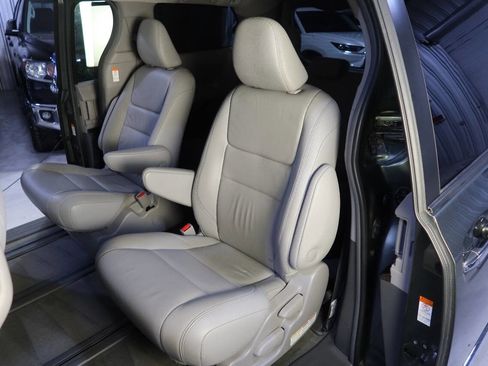 Used 2018 Toyota Sienna XLE w/ Protection Package image 18