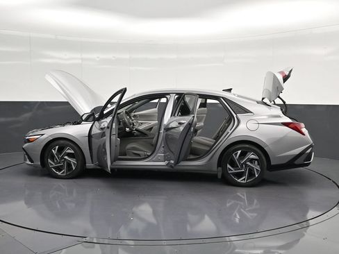 Used 2025 Hyundai Elantra SEL FWD image 22