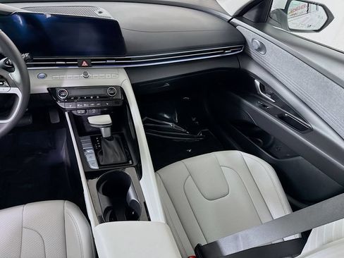 Certified 2025 Hyundai Elantra Limited FWD image 29