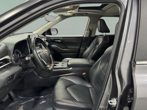 Used 2024 Toyota Highlander XLE image 25