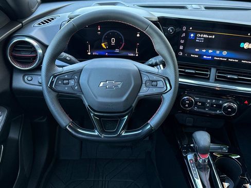 Used 2025 Chevrolet Trax RS w/ Sunroof Package image 16