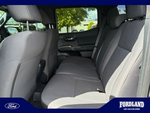 Used 2018 Toyota Tacoma TRD Sport w/ Technology Package AWD/4WD image 17