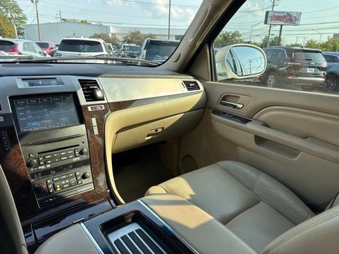 Used 2012 Cadillac Escalade ESV Luxury AWD/4WD image 25