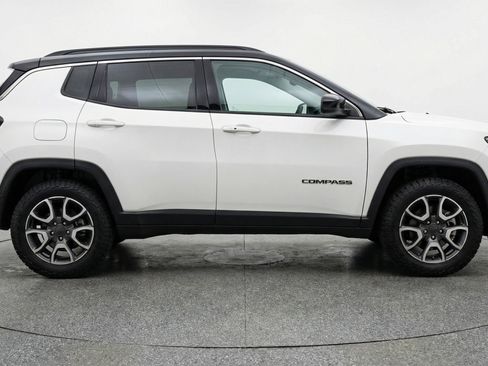 Used 2025 Jeep Compass Trailhawk image 11
