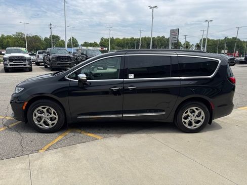 Used 2023 Chrysler Pacifica Limited AWD/4WD image 8