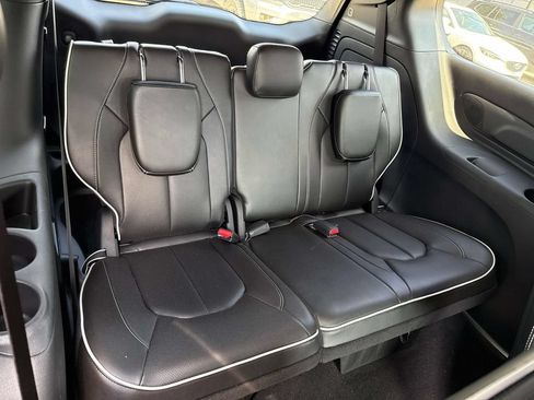 Used 2023 Chrysler Pacifica Limited w/ S Appearance Package FWD image 9