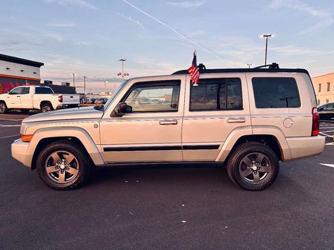 Used 2007 Jeep Commander Sport image 3