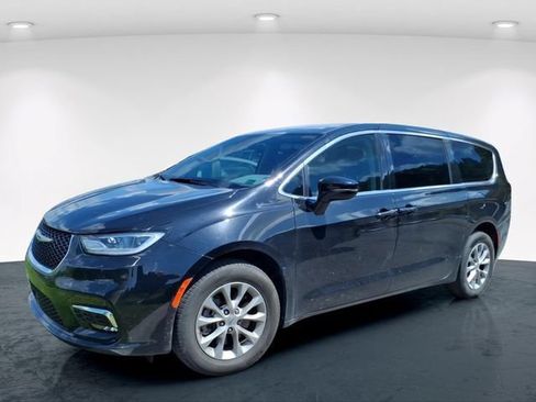 Used 2024 Chrysler Pacifica Touring-L w/ Uconnect Theater Family Group AWD/4WD image 2