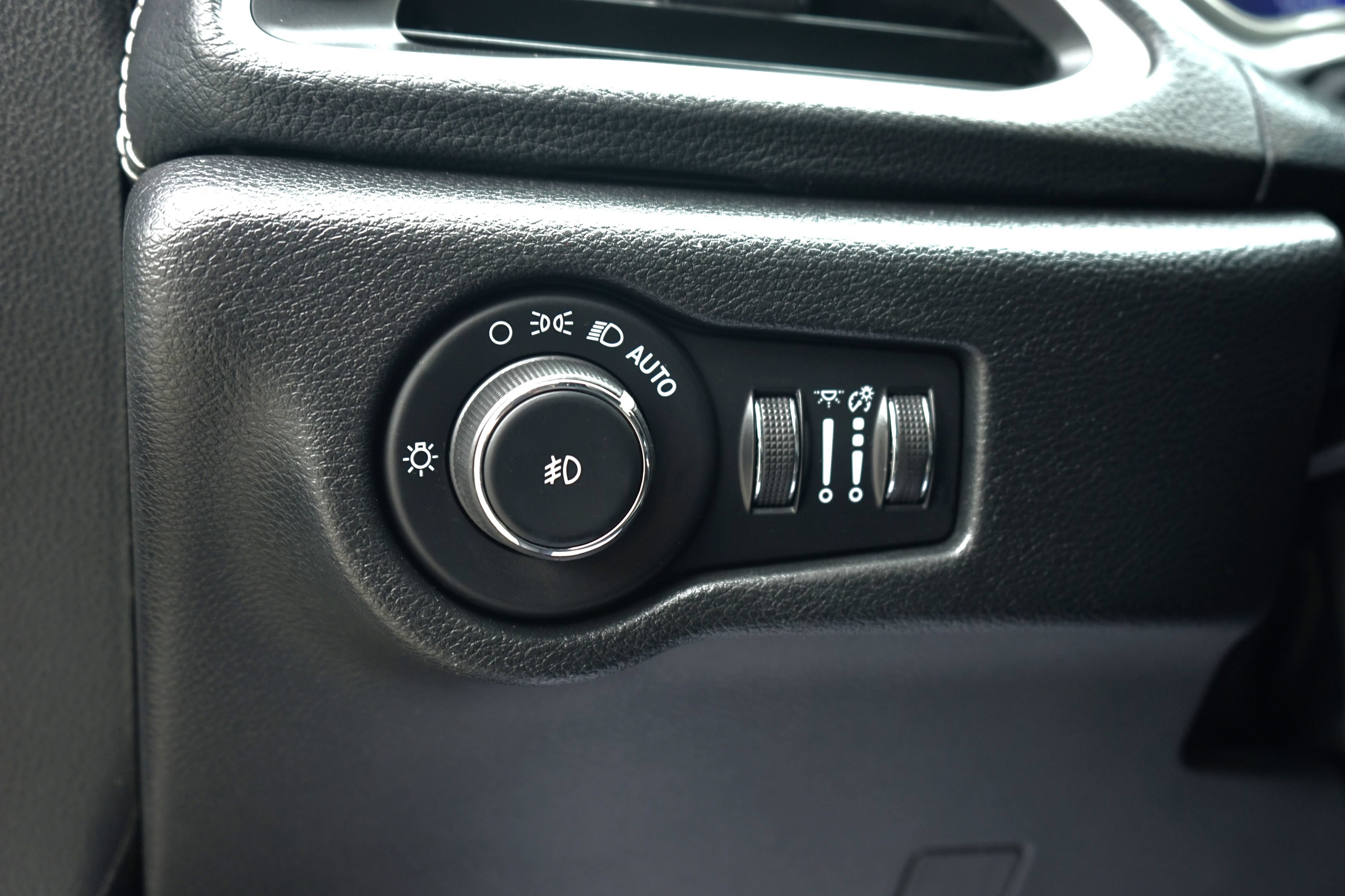 Used 2021 Chrysler Pacifica Touring-L w/ Uconnect Theater Family Group FWD image 13