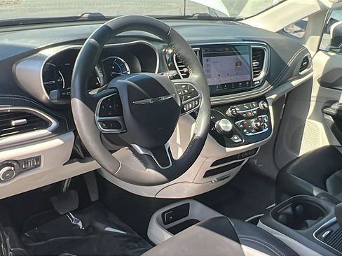 Used 2023 Chrysler Pacifica Touring-L image 16