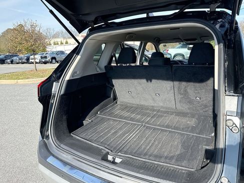 Used 2023 Nissan Rogue SV image 25