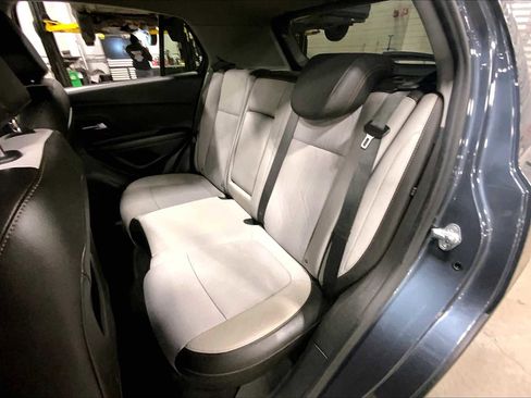 Used 2022 Chevrolet Trax LT w/ LT Convenience Package image 16