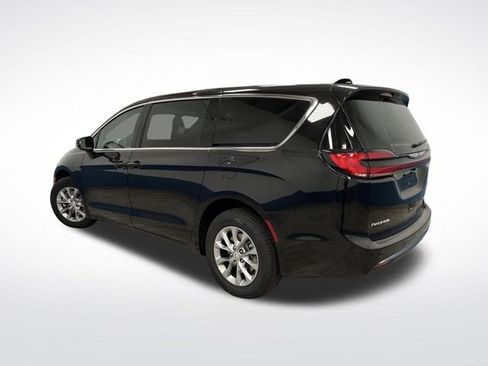 New 2026 Chrysler Pacifica Select image 3