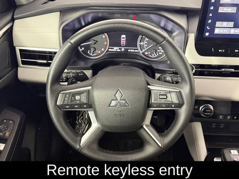 Used 2025 Mitsubishi Outlander AWD image 7