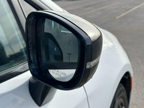 Used 2024 Chrysler Pacifica Limited image 6