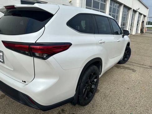 Used 2023 Toyota Highlander LE FWD image 27
