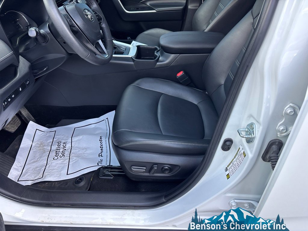 Used 2023 Toyota RAV4 XLE Premium AWD/4WD image 19