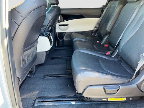 Used 2024 Kia Carnival SX image 23