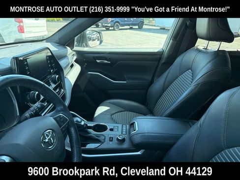 Used 2021 Toyota Highlander XSE AWD/4WD image 2