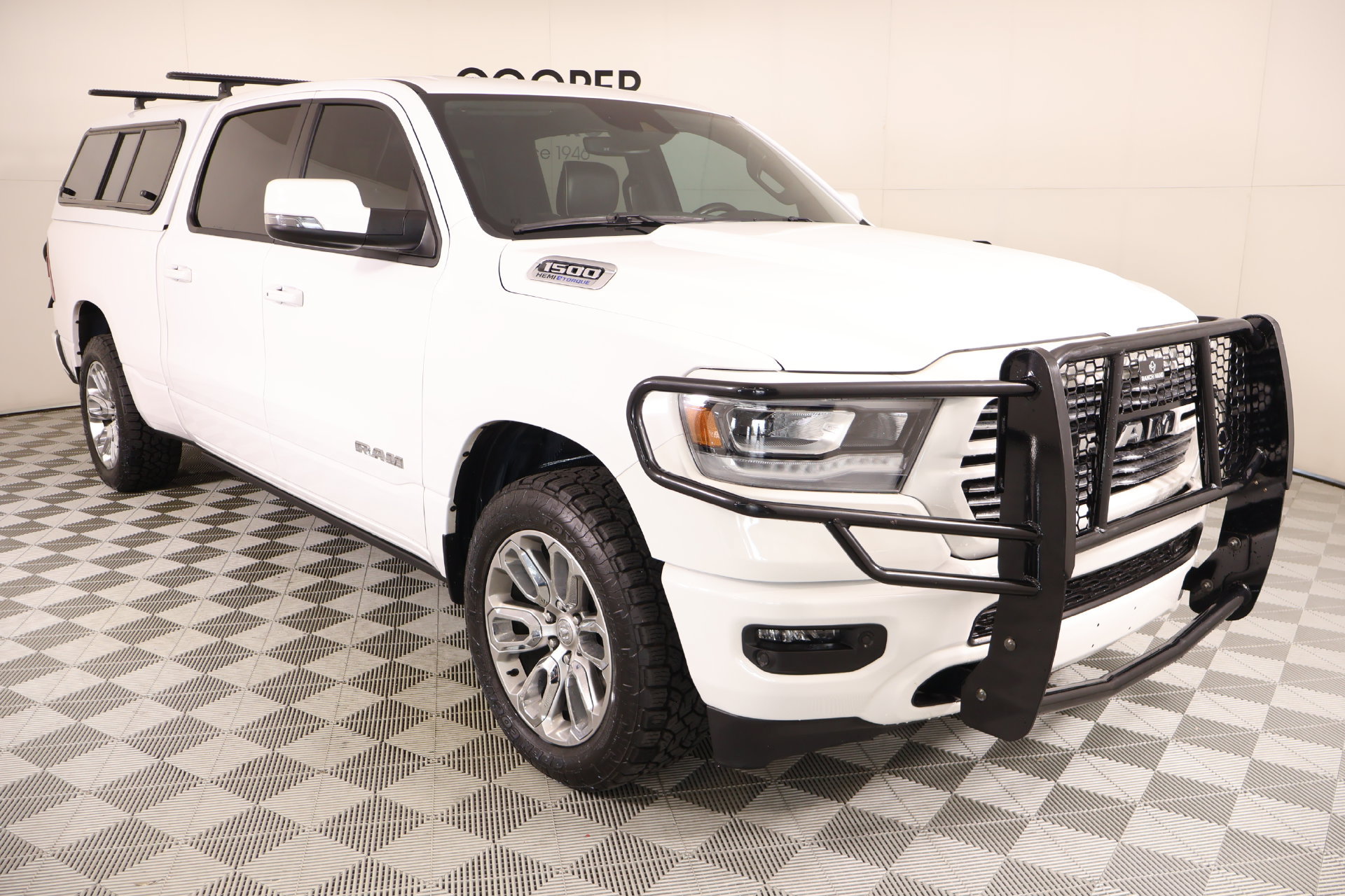 Used 2023 RAM 1500 Laramie AWD/4WD image 1