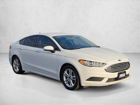 Used 2018 Ford Fusion SE w/ Fusion SE Technology Package image 3