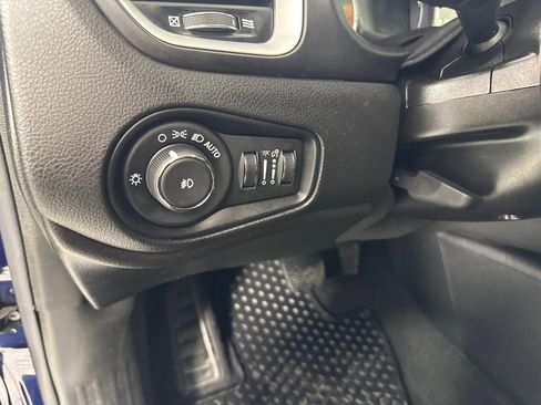 Used 2019 Jeep Renegade Latitude w/ Cold Weather Group image 15