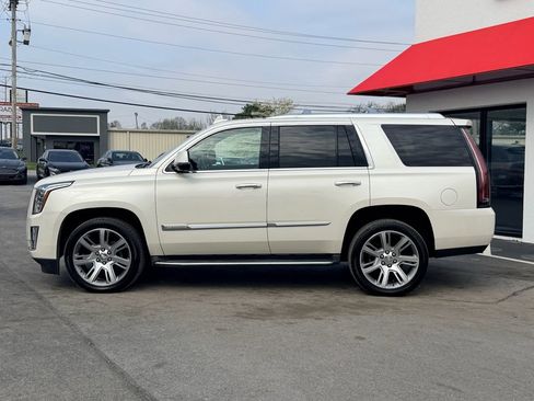 Used 2015 Cadillac Escalade Luxury image 3