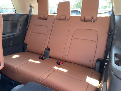 Used 2024 Nissan Pathfinder Platinum FWD image 24
