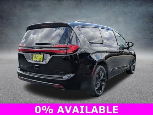 New 2026 Chrysler Pacifica Limited image 4