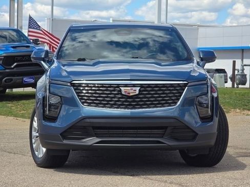 Used 2024 Cadillac XT4 Luxury w/ Cold Weather Package FWD image 4