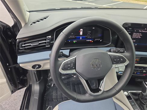 Certified 2025 Volkswagen Jetta SE w/ Sunroof Package image 15