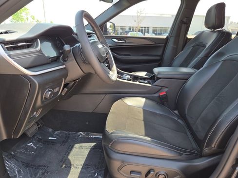 Used 2023 Jeep Grand Cherokee Altitude RWD image 28