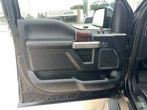 Used 2015 Ford F150 Platinum w/ Equipment Group 701A Luxury AWD/4WD image 11