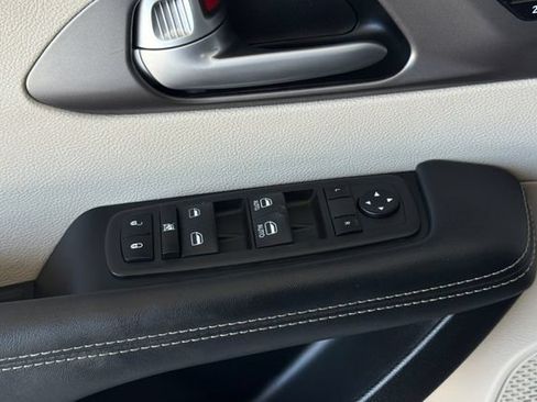 Used 2024 Chrysler Pacifica Touring-L FWD image 12