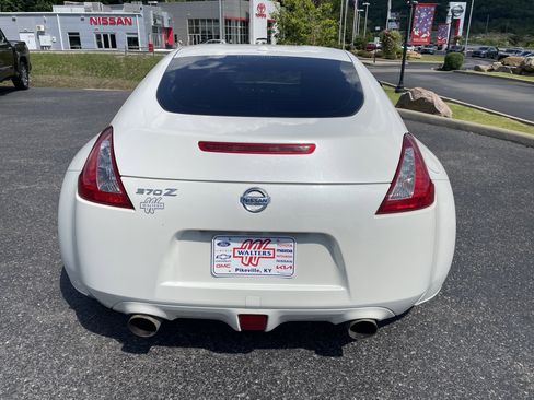 Used 2017 Nissan 370Z Touring RWD image 3