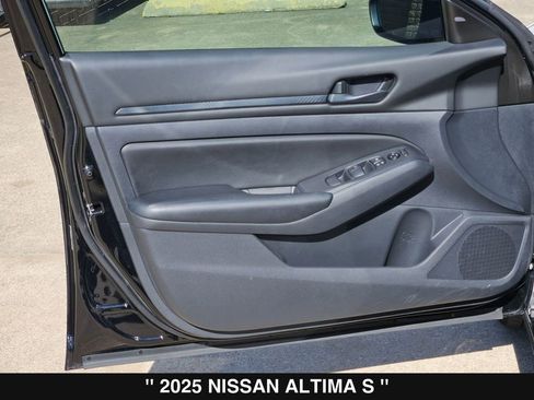 Used 2025 Nissan Altima 2.5 S FWD image 14