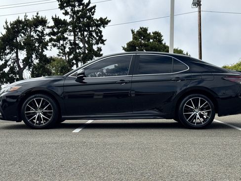 Used 2023 Toyota Camry SE FWD image 2
