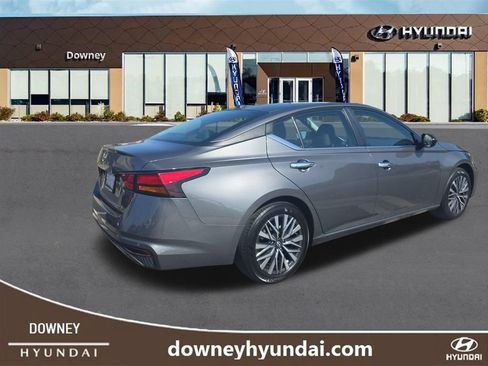 Used 2025 Nissan Altima 2.5 SV FWD image 7