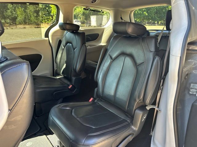 Used 2022 Chrysler Pacifica Touring-L FWD image 16