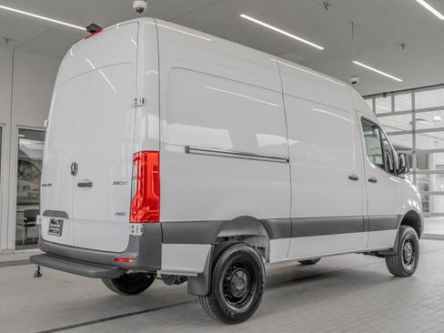 Used 2025 Mercedes-Benz Sprinter 2500 image 25