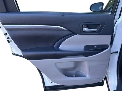 Used 2019 Toyota Highlander Limited image 23