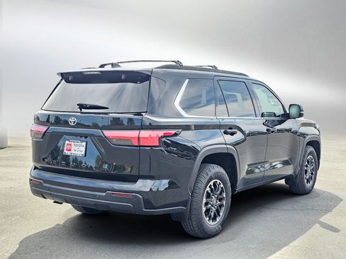 Used 2023 Toyota Sequoia SR5 w/ SR5 Premium Package AWD/4WD image 5