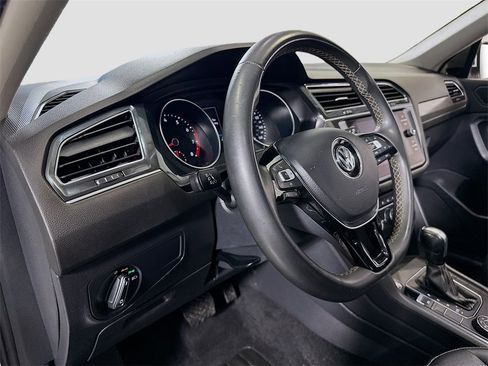 Used 2021 Volkswagen Tiguan SE w/ Panoramic Sunroof Package image 10